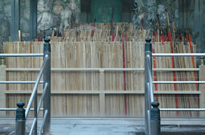 Staffs left by pilgrims at Temple 88 Ōkuboji (大窪寺)