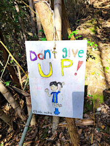 Don't give up - Kinderbild am Pilgerweg